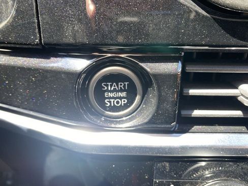 Used 2022 Nissan Pathfinder SV FWD image 16
