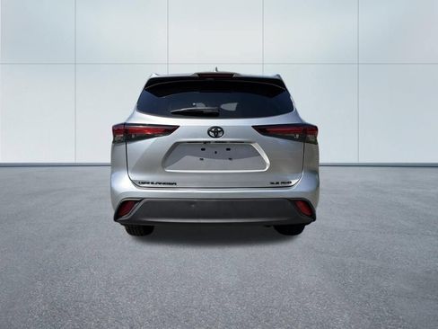 Used 2024 Toyota Highlander XLE AWD/4WD image 6
