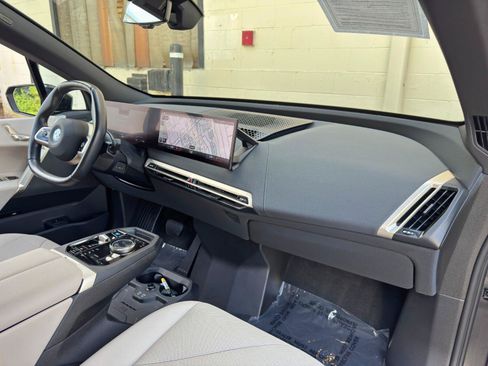 Used 2022 BMW iX xDrive50 w/ Sport Package AWD/4WD image 13