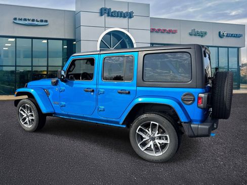 Used 2024 Jeep Wrangler Unlimited w/ Convenience Group AWD/4WD image 3