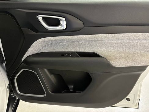 Used 2024 Jeep Compass Latitude image 40