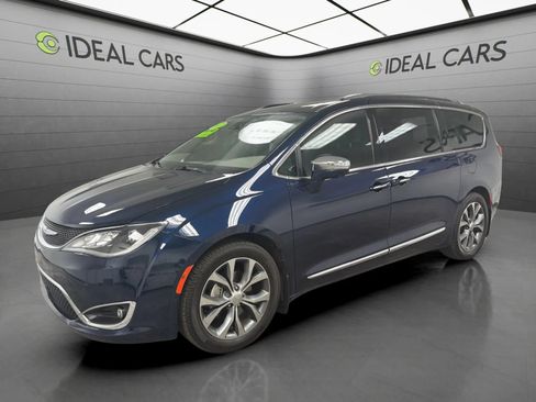 Used 2017 Chrysler Pacifica Limited FWD image 1
