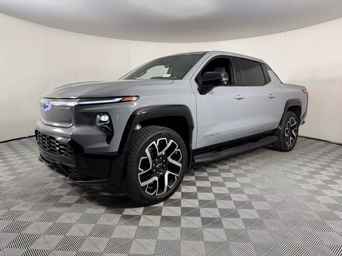 Used 2025 Chevrolet Silverado EV RST AWD/4WD image 2