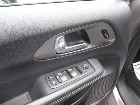 Used 2025 Chrysler Pacifica Select image 19