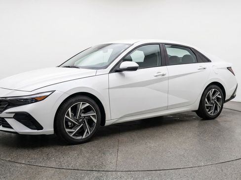 Used 2025 Hyundai Elantra Limited FWD image 2