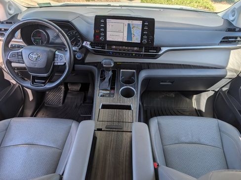 Used 2023 Toyota Sienna Limited image 4