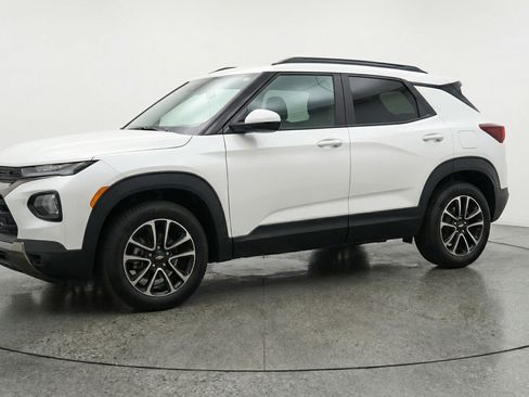 Used 2025 Chevrolet TrailBlazer LT image 3