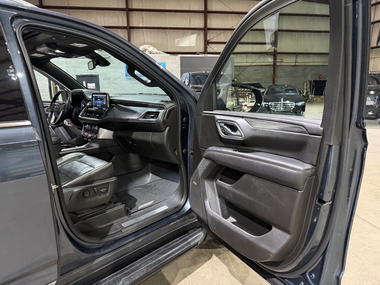 Used 2021 GMC Yukon SLT w/ SLT Luxury Plus Package RWD image 24