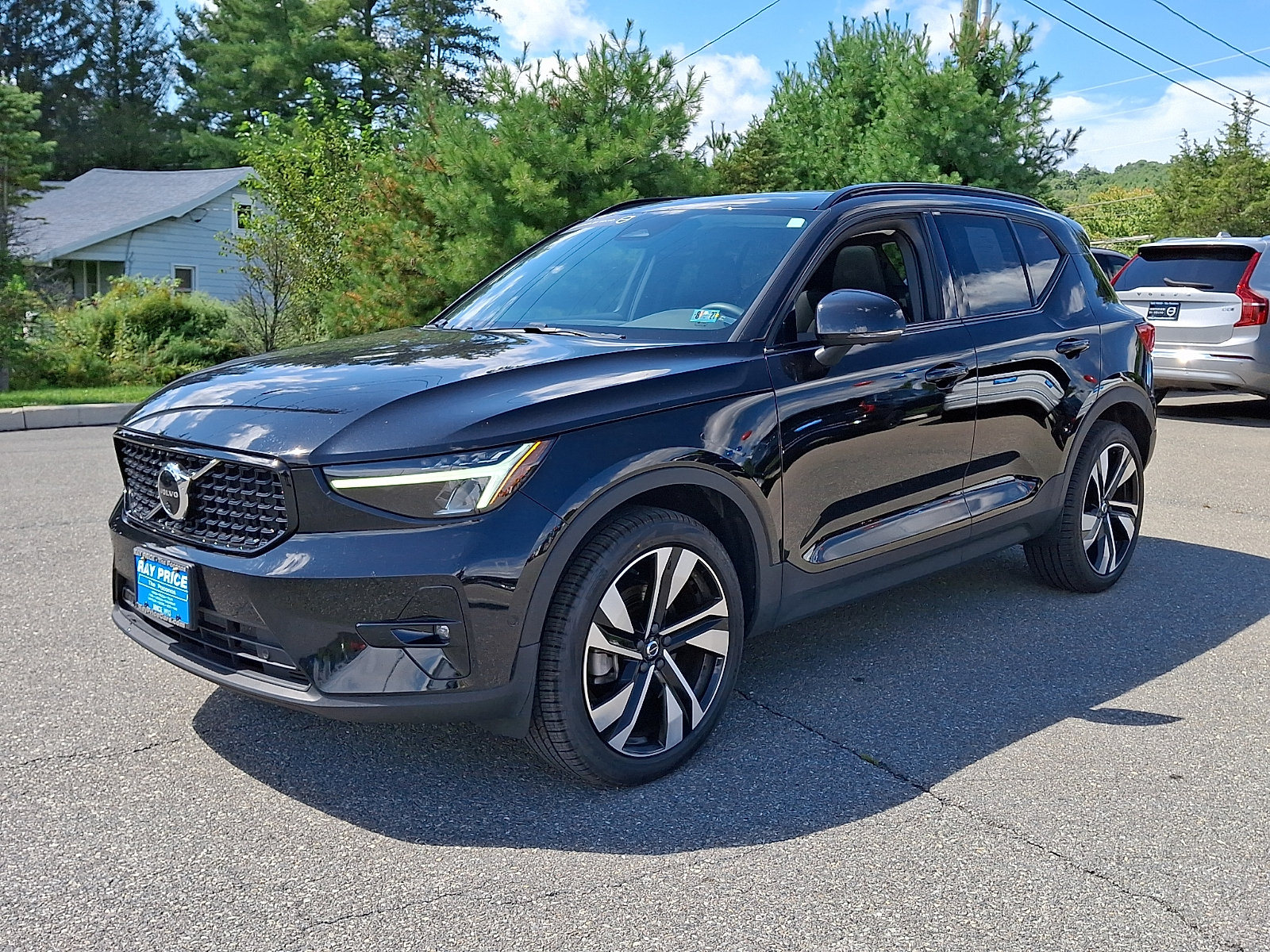 Used 2024 Volvo XC40 B5 Plus w/ Protection Package Premier AWD/4WD image 4