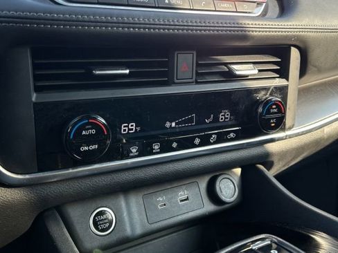 Used 2023 Nissan Rogue SV image 39