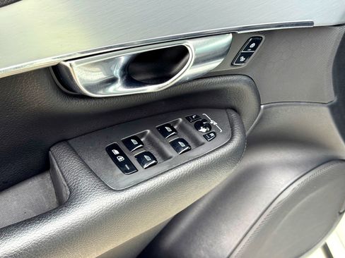 Used 2018 Volvo XC90 T5 Momentum w/ Convenience Package image 16