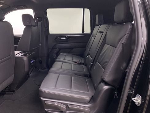 Used 2025 Chevrolet Suburban Z71 image 17