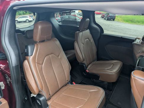 Used 2017 Chrysler Pacifica Limited w/ UConnect Theater Package FWD image 9