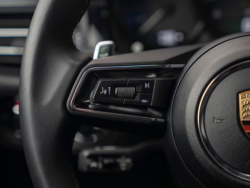 Certified 2025 Porsche Macan image 7