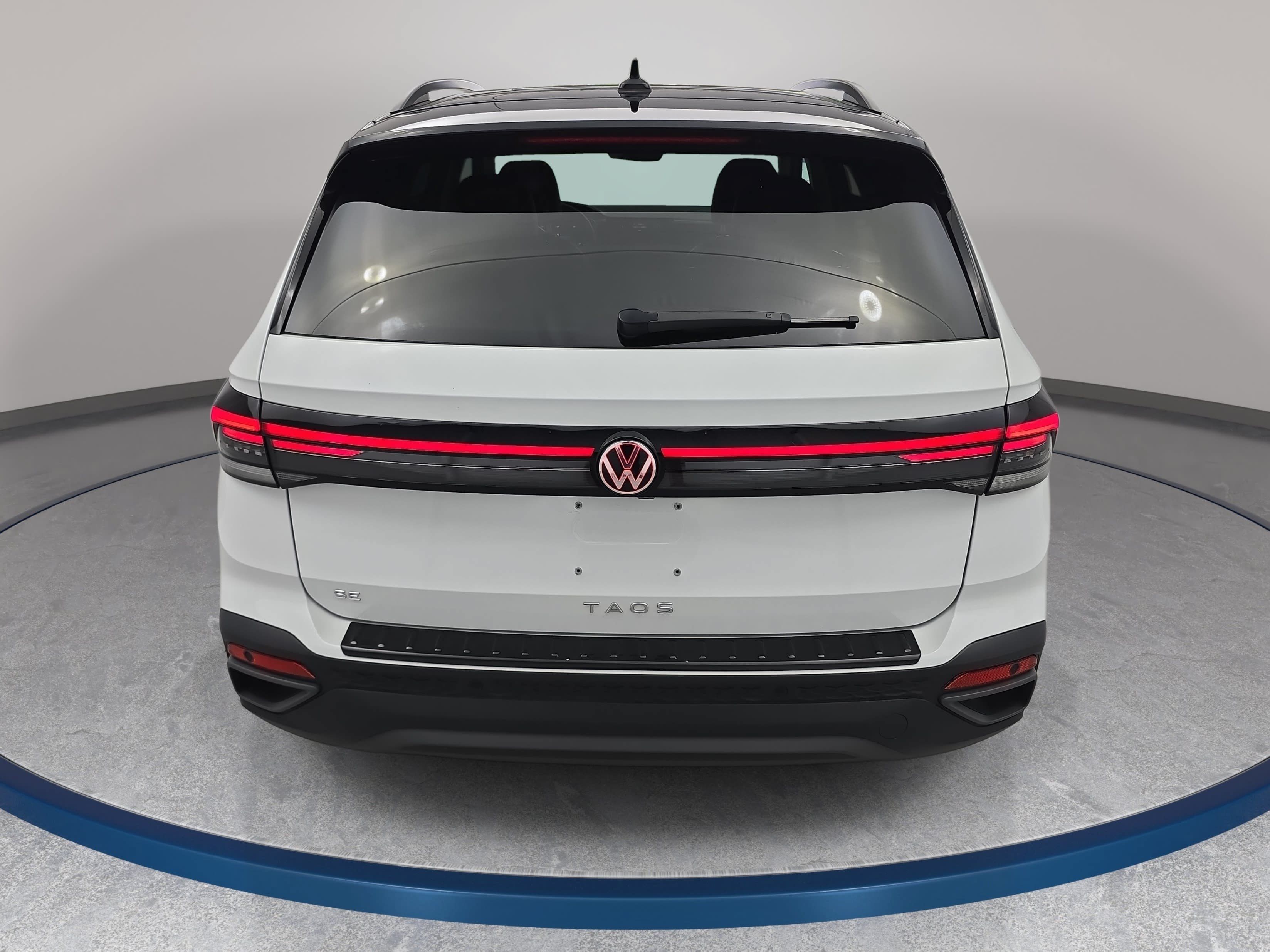 Certified 2025 Volkswagen Taos SE FWD image 6