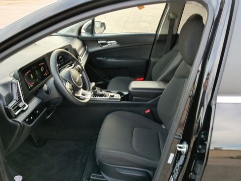 Used 2024 Kia Sportage LX image 3