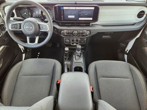 Used 2025 Jeep Wrangler Sahara image 35