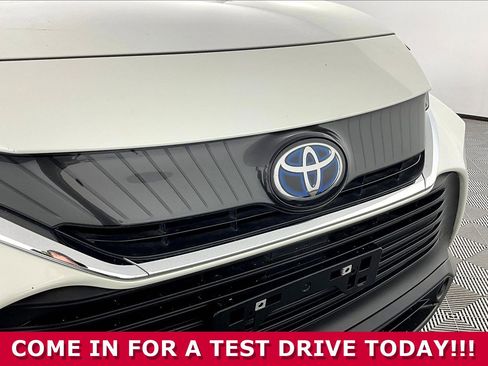 Used 2022 Toyota Venza LE AWD/4WD image 32