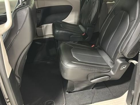 Used 2024 Chrysler Pacifica Touring-L FWD image 22