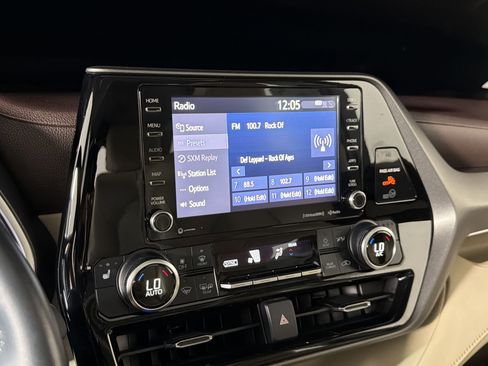 Used 2021 Toyota Highlander XLE FWD image 24