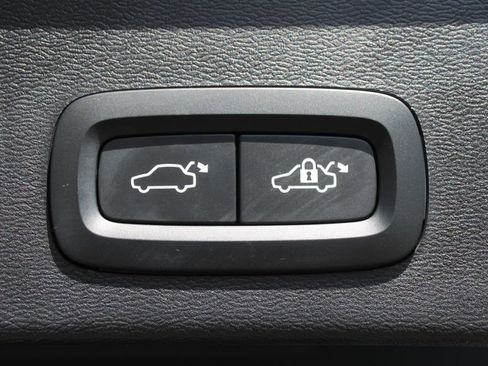 Used 2023 Volvo XC40 B5 Plus w/ Protection Package Premier image 11