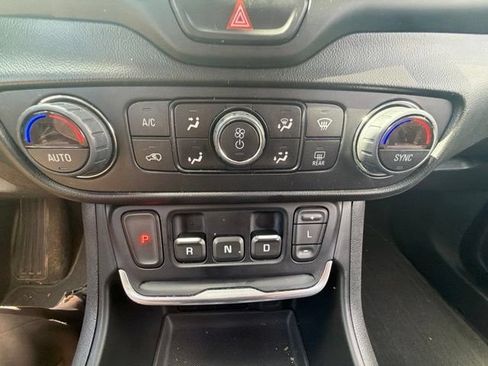 Used 2018 GMC Terrain SLT w/ Preferred Package FWD image 24