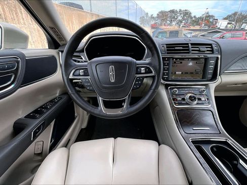 Used 2017 Lincoln Continental Premiere image 6