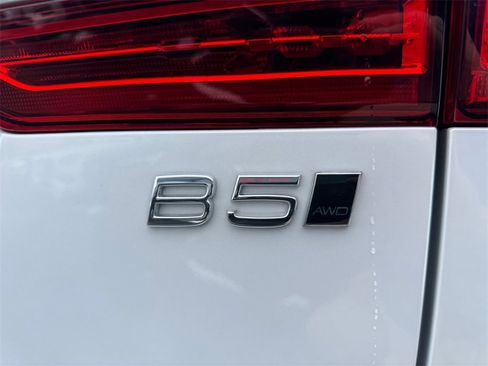 Certified 2025 Volvo XC60 B5 Core image 9