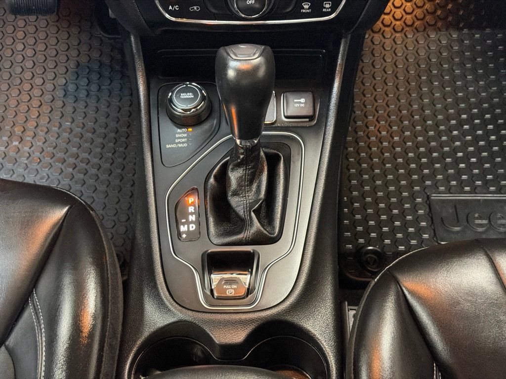 Used 2019 Jeep Cherokee Latitude Plus w/ Cold Weather Group AWD/4WD image 17