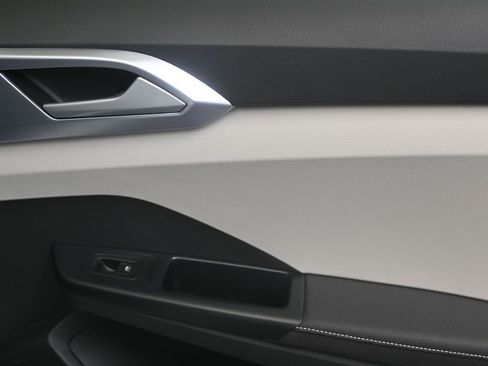 Used 2025 Volkswagen Taos SE image 6