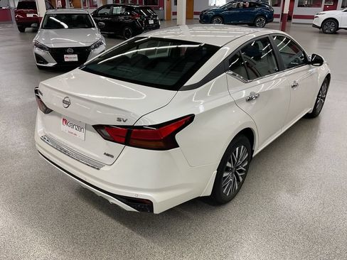 Used 2023 Nissan Altima 2.5 SV w/ SV Premium Package AWD/4WD image 5