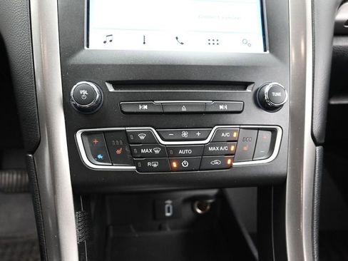 Used 2017 Ford Fusion SE w/ Fusion SE Technology Package FWD image 16