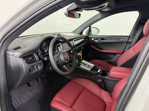 Certified 2026 Porsche Macan AWD/4WD image 4