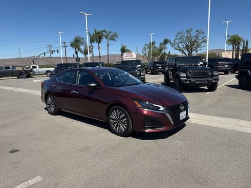 Used 2024 Nissan Altima 2.5 SV FWD image 2