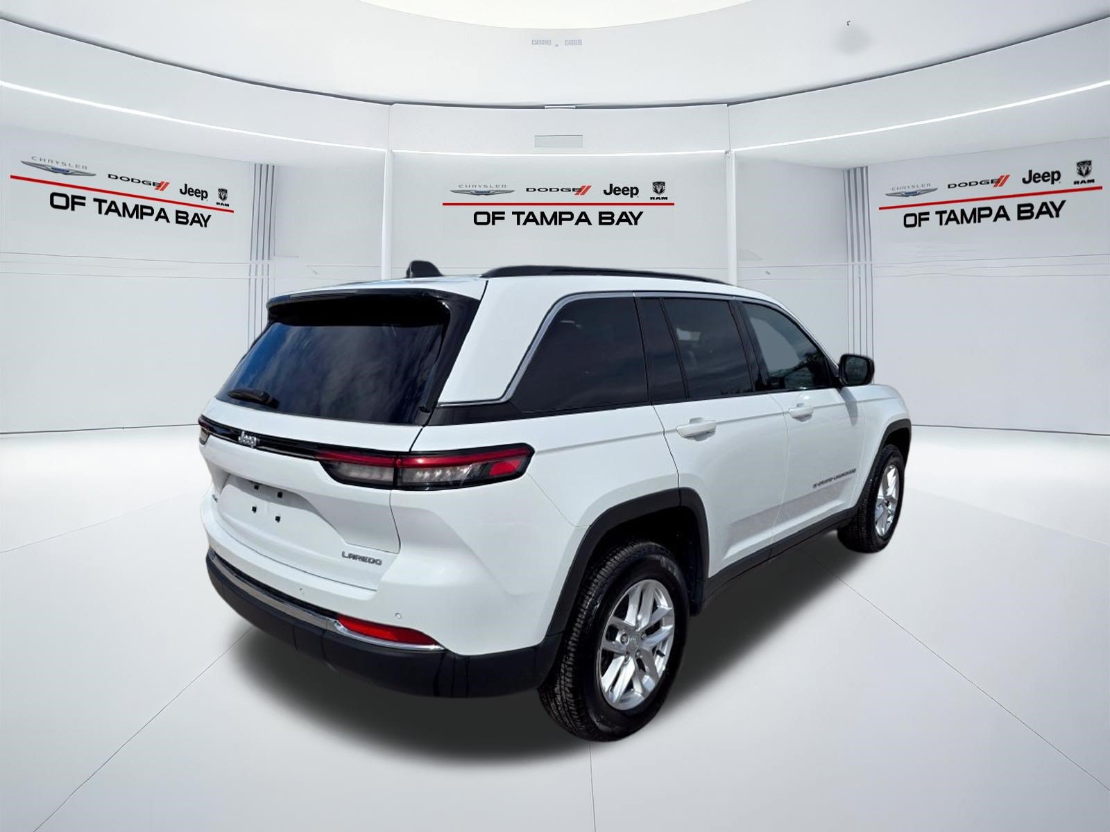 Used 2025 Jeep Grand Cherokee Laredo X w/ Luxury Tech Group I AWD/4WD image 6