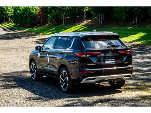 New 2025 Mitsubishi Outlander image 7
