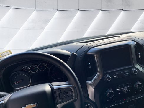 Used 2022 Chevrolet Silverado 1500 LT image 12