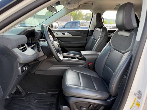 Certified 2025 Ford Explorer Active w/ Active Comfort Package AWD/4WD image 13