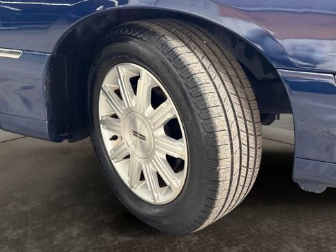 Used 2010 Lincoln Town Car Signature Limited RWD image 39