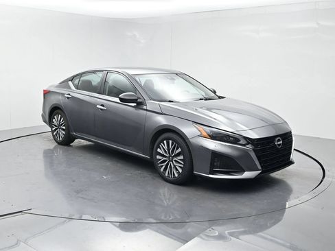 Used 2024 Nissan Altima 2.5 SV FWD image 2