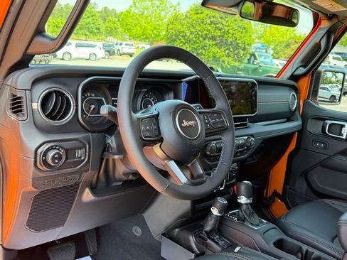 Used 2025 Jeep Gladiator Sport AWD/4WD image 16