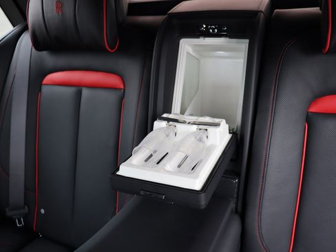 Used 2022 Rolls-Royce Cullinan Black Badge w/ Dark Exterior Package AWD/4WD image 31