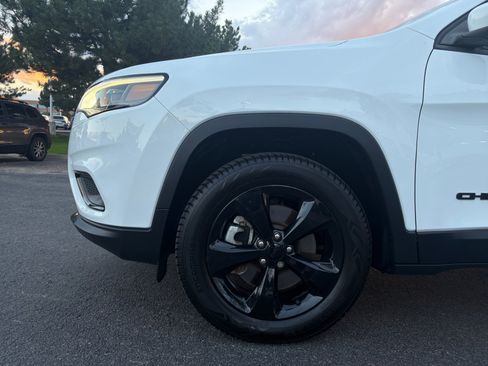 Used 2021 Jeep Cherokee Latitude Plus AWD/4WD image 10