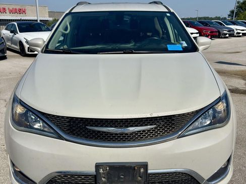Used 2017 Chrysler Pacifica Touring-L FWD image 8
