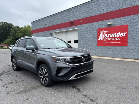 Used 2023 Volkswagen Taos SE w/ Panoramic Sunroof Package AWD/4WD image 1