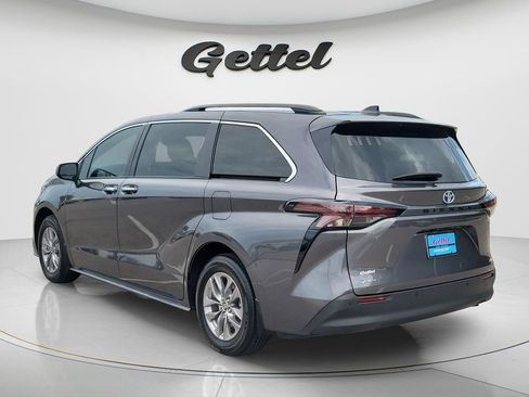Certified 2025 Toyota Sienna XLE FWD image 7