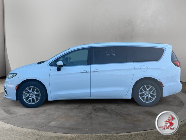 Used 2023 Chrysler Pacifica Touring-L FWD image 4