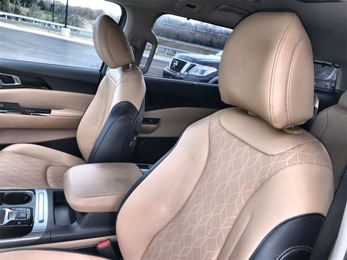 Used 2024 Kia Carnival EX image 11