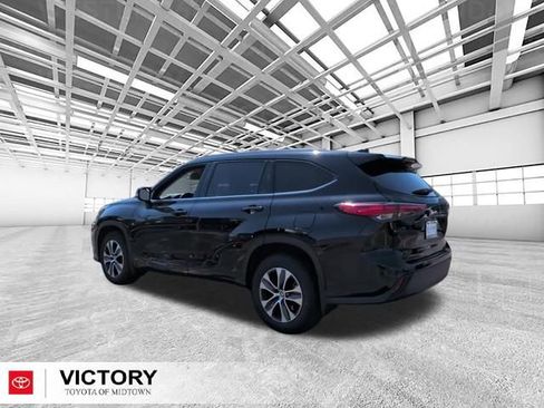Used 2022 Toyota Highlander XLE AWD/4WD image 5