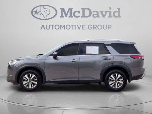 Used 2023 Nissan Pathfinder SL AWD/4WD image 2